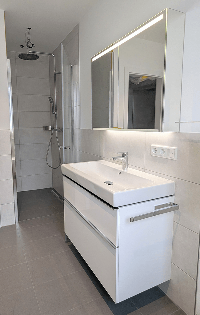 Badezimmer mit Dusche