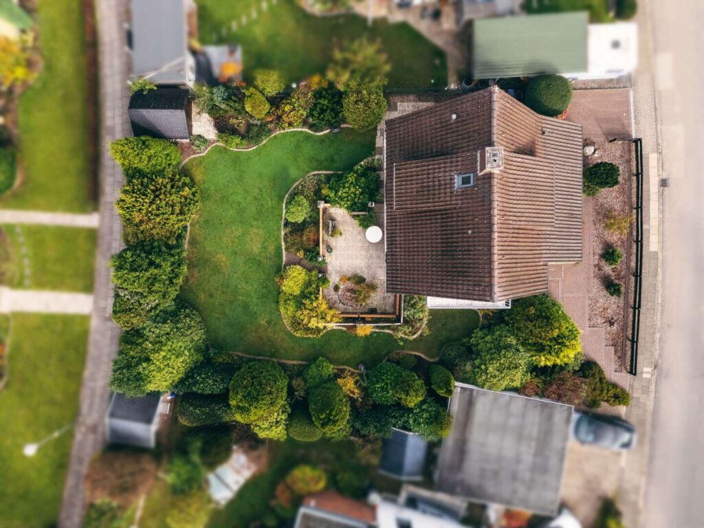 gesamtes Grundstück